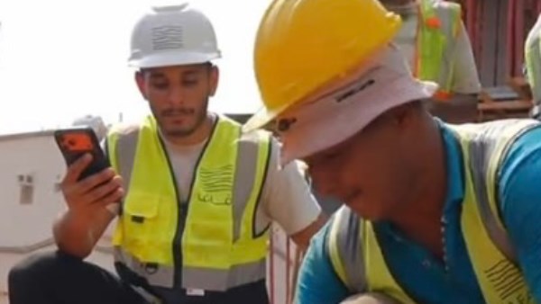 العامل المصري وهو يتعامل مع المسامير بمهارة