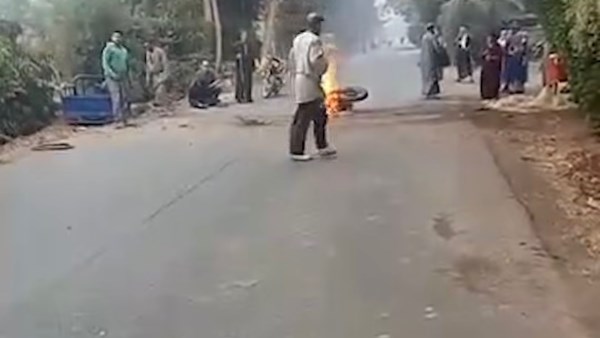 لحظة اشتعال دراجة نارية 