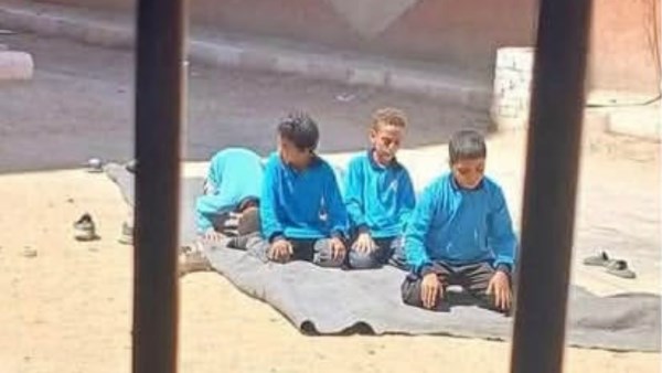 تلاميذ يؤدون الصلاة في المدرسة 