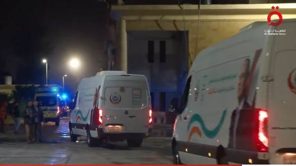 سيارات إسعاف تحمل مصابي غزة 