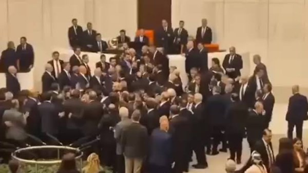 اشتباكات بالأيدي تحت قبة البرلمان التركي