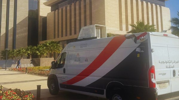 سيارات مراكز تكنولوجية متنقلة لتقديم خدمات التصديقات بالقاهرة الكبرى