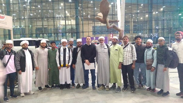 أعضاء الوفد في المطار