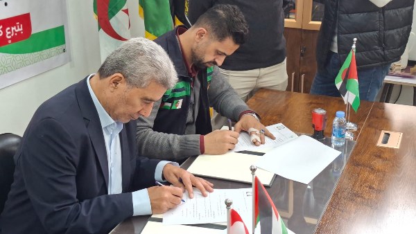 جانب من توقيع البروتوكول