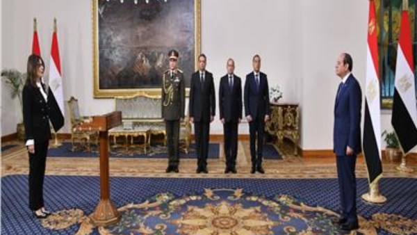 الدكتورة جيهان زكى وزير الثقافة 