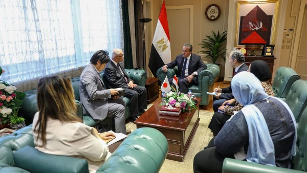 وزير الصحة خلال استقبال السفير الياباني 