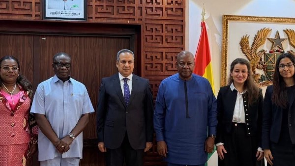 السفير وائل فتحي سفير مصر في أكرا يسلم رئيس غانا جون مهاما رسالة من الرئيس عبد الفتاح السيسي