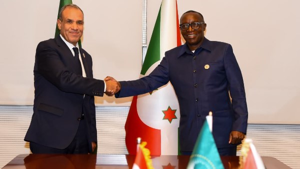 الدكتور بدر عبد العاطي وزير الخارجية والتعاون الدولي والمصريين بالخارج مع إدوارد بيزيمانا وزير الخارجية والتكامل الإقليمي والتعاون من أجل التنمية البوروندي