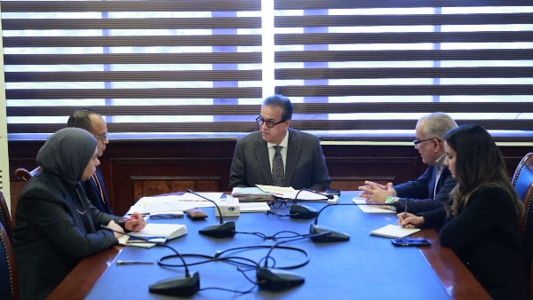 الدكتور خالد عبد الغفار وزير الصحة والسكان خلال الاجتماع 