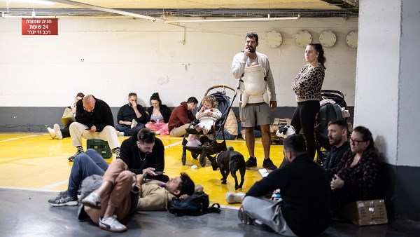 آلاف الإسرائيليين يهرعون إلى المخابئ 