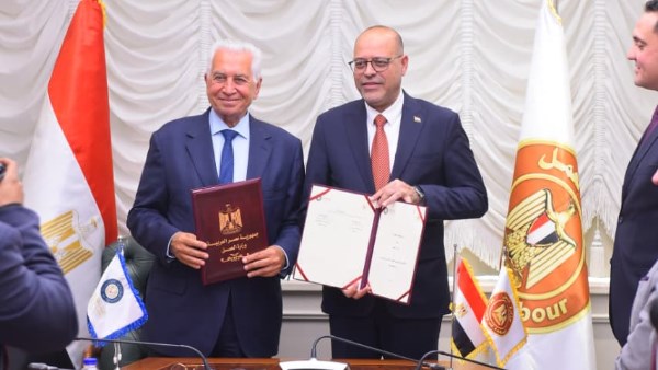 جانب من توقيع الاتفاقية 