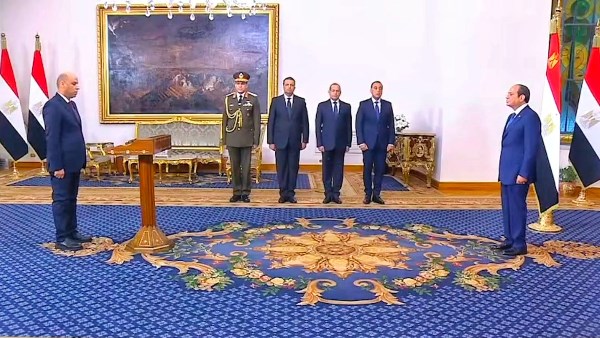 وزير العمل خلال أدائه اليمين القانونية أمام الرئيس السيسي