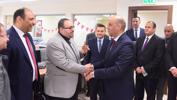 وزير العمل خلال جولته بالوزارة