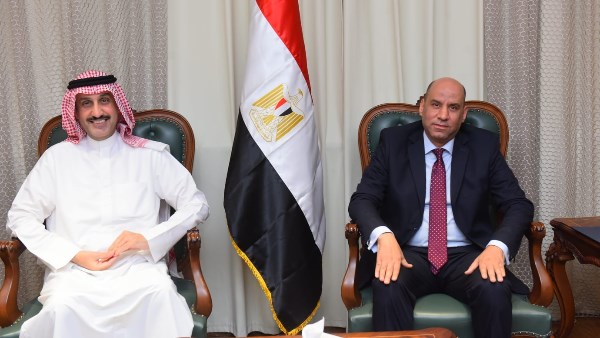 وزير العمل مع مدير منظمة العمل العربية