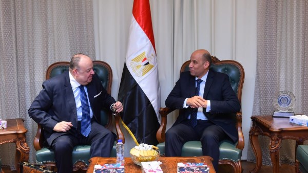 وزير العمل والسفير حسام عيسى