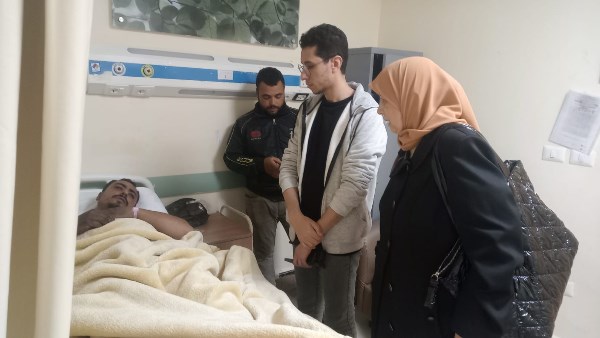 مدير مديرية العمل خلال زيارتها المصابين