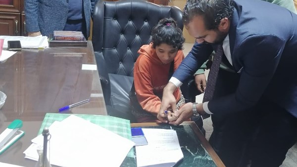 جانب من تسليم عقود العمل