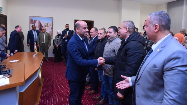 وزير العمل خلال تسليم أجهزة التابلت