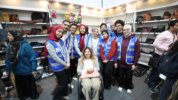 الدكتورة إيمان كريم مع المتطوعين 