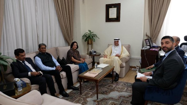 السفير منزلاوي ونائب وزير الخارجية الهندي 