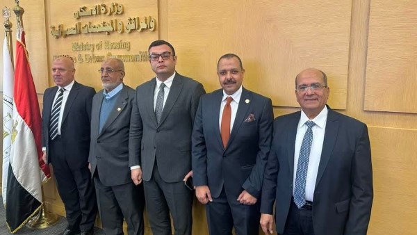 هشام فؤاد مع وزير الإسكان وقيادات شركة مياه الشرب 