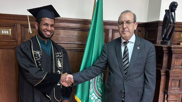 السفير لعجوزي والطالب التنزاني هيثم عبدول