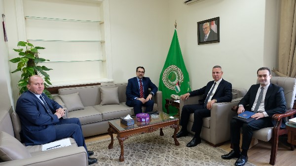 السفير فائد مصطفى يلتقي المستشار الخاص لـ منظمة_العمل_الدولية