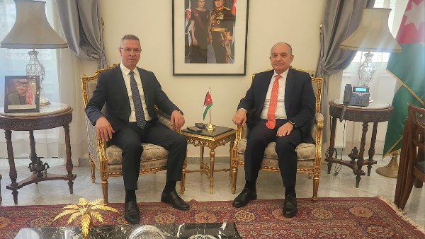 جانب من لقاء العضايلة والسفير فائد مصطفى 