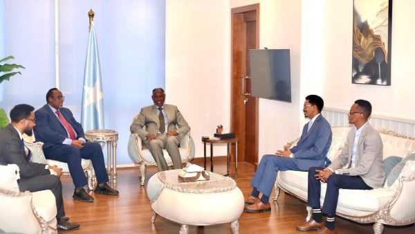 جولة وزير العمل الصومالي داخل سفارة بلاده 