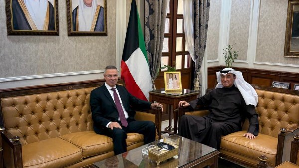السفير فائد مصطفى صحبة السفير الكويتي 