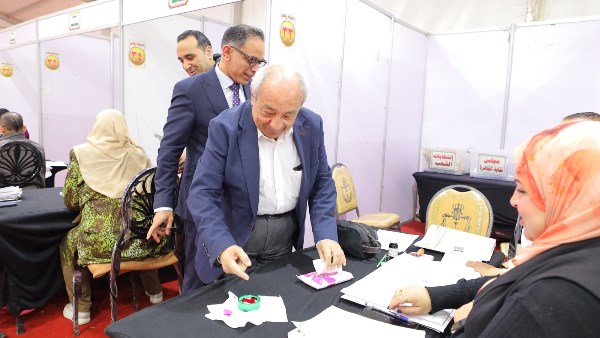 طارق النبراوي نقيب المهندسين يدلي بصوته