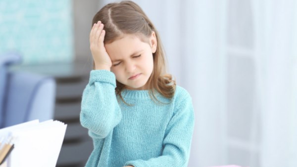 طبيب يكشف أسباب الصداع عند الأطفال .. ماذا قال؟