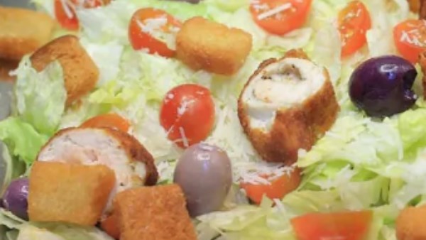 سلطة الخس والزيتون مع رول الدجاج