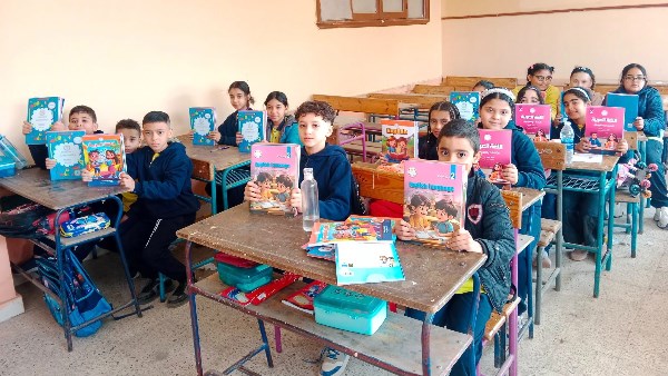 تسليم الكتب في المدارس