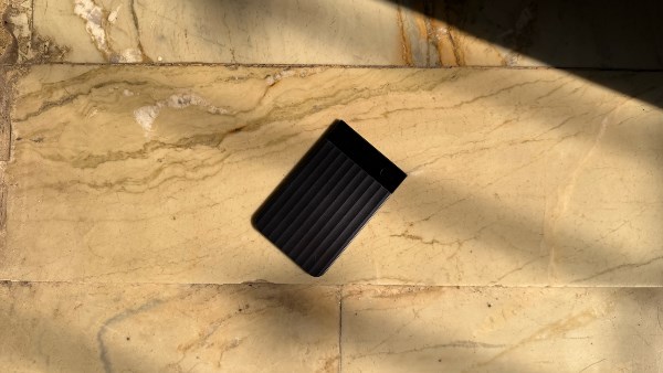 جهاز صغير يسجل كلام