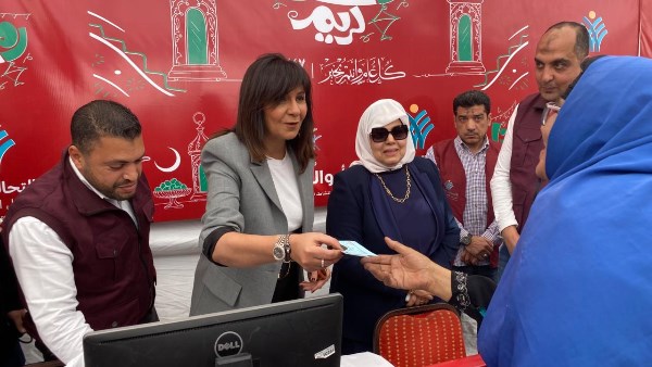 السفيرة نبيلة مكرم تشارك في تعبئة شنط رمضان بمؤسسة أبو العينين