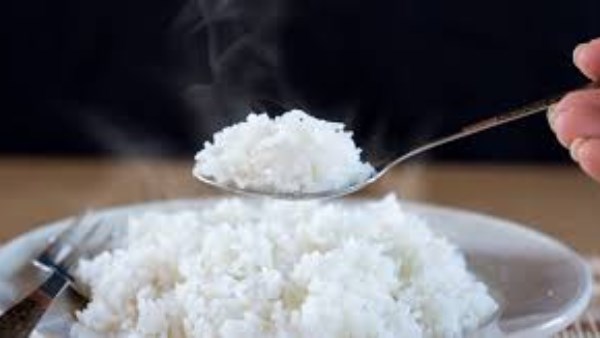 خطأ شائع عند تسخين الأرز قد يسبب تسمم غذائي  