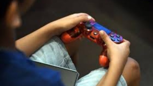 بعد حجب لعبة شهيرة.. هل تحولت الألعاب الإلكترونية لخطر تربوي؟ 