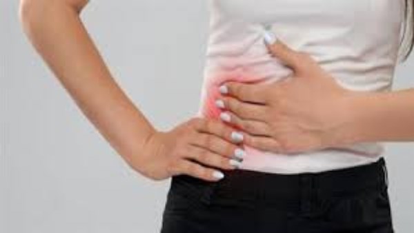 طبيب يحذر: هذه العلامة البسيطة في بطنك قد تدل على مرض خطير 