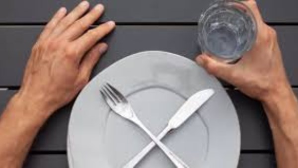 رجيم الماء.. موضة سريعة لإنقاص الوزن أم خطر صامت يهدد صحتك؟  