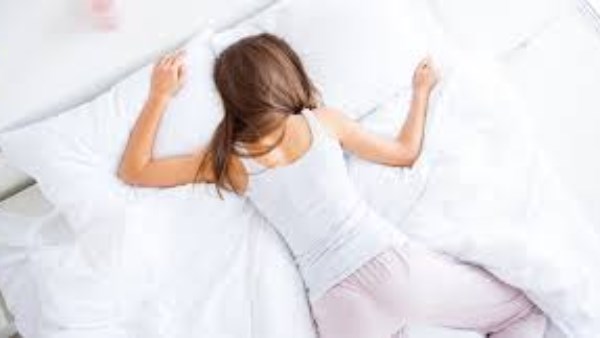 خدر الأطراف أثناء النوم.. عرض عادي أم علامة جلطة؟ الحقيقة التي لا يجب تجاهلها  