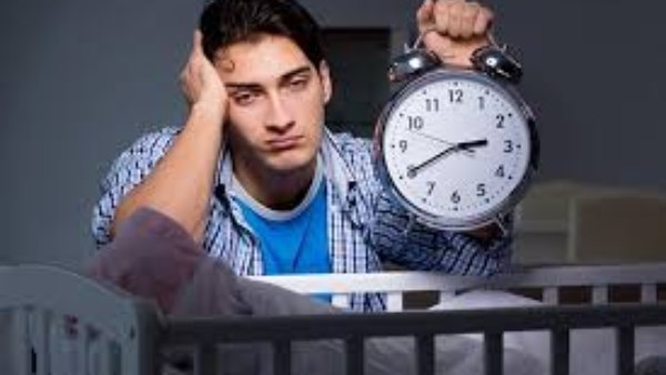 لماذا تستيقظين الساعة 3 فجراً؟ السر ليس قلقًا فقط؟ 