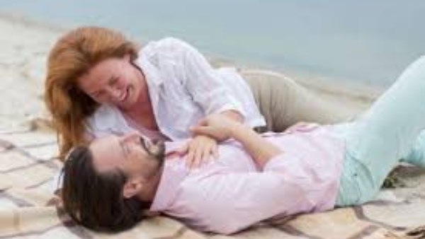 لماذا تنجذب المرأة للرجل الأصغر سنًا نفسيًا؟ | دوافع خفية وراء هذا الاختيار  