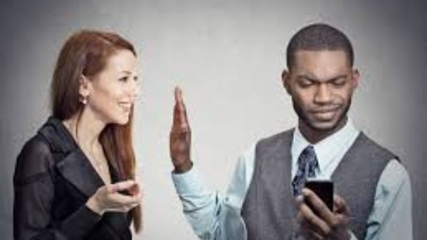 لماذا يتجاهلك فجأة؟ 5 أسباب نفسية لا يعترف بها الرجال 