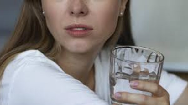 علامات الجفاف في رمضان ومتى يجب القلق؟ دليلك الكامل لتجنب المضاعفات 