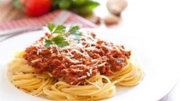 طريقة عمل مكرونة بالصلصة واللحمة المفرومة بميزانية بسيطة 