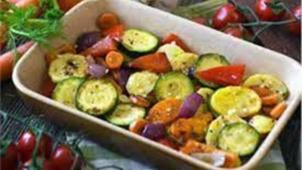 طريقة عمل صينية خضار في الفرن مشبعة وموفرة 