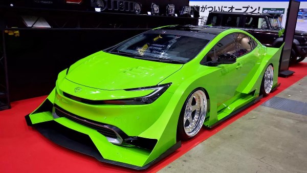 محارب الساموراي يخطف الأنظار.. تويوتا بريوس في أغرب تعديل| صور