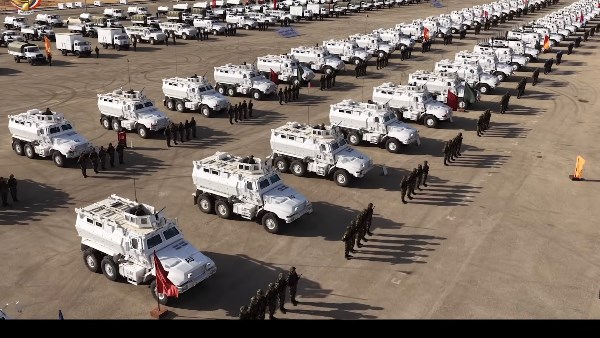 رئيس الصومال ووزير الدفاع يشهدان اصطفاف القوات المصرية المشاركة قبل مغادرتها للصومال