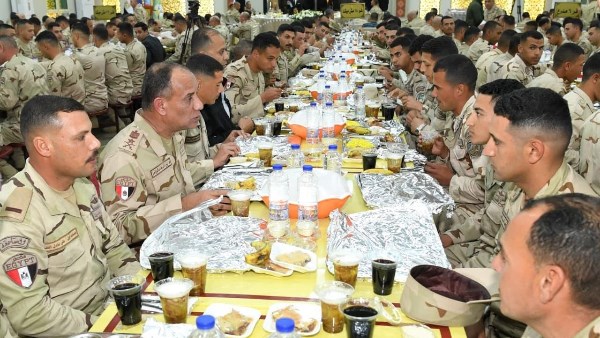 وزير الدفاع يشارك مقاتلي الجيش الثاني الميداني تناول وجبة الإفطار